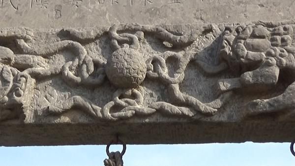 郑州某村庄雍正年造的古牌坊被建筑垃圾包围市民称可惜(图2)
