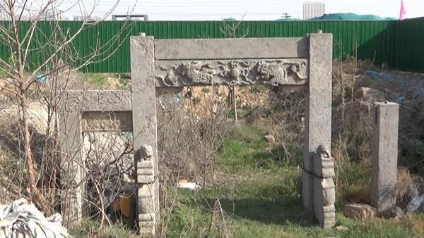 郑州某村庄雍正年造的古牌坊被建筑垃圾包围市民称可惜(图3)