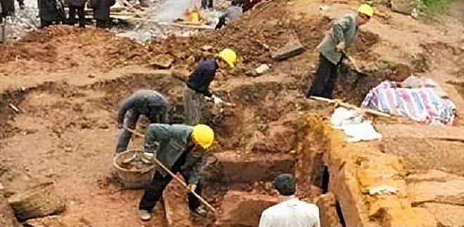江苏发现隐藏河底的古墓专家抽干河水发现墓主人竟叫李云龙(图1)