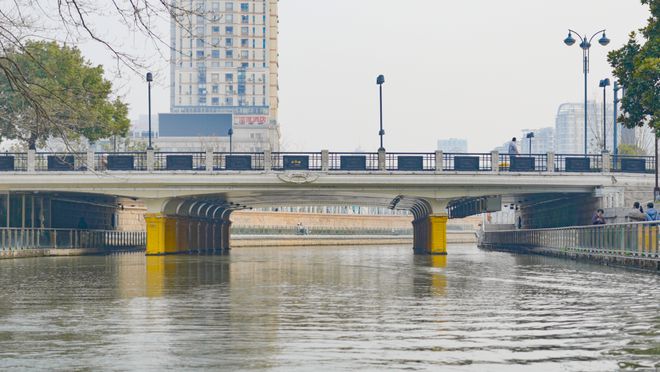 江南时评叙事·影像·价值——评人文纪录片《濠河桥上看风景》的艺术特色(图4)