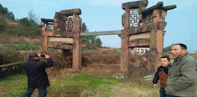 平江县龙门镇发现一座清代牌坊当地村民介绍这座牌坊建设不凡(图1)
