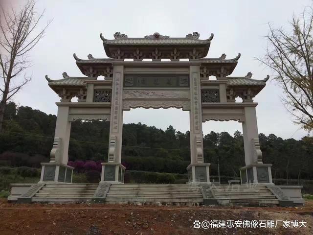 九游体育网站：城市广场石雕牌坊：城市文化的展示台（多图欣赏）(图2)