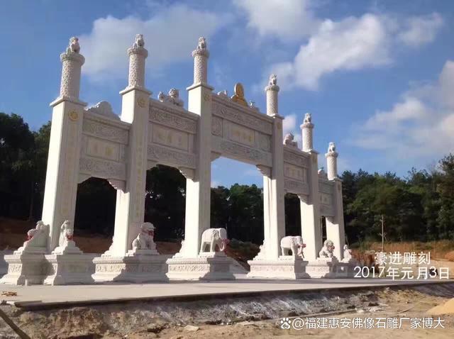 九游体育网站：城市广场石雕牌坊：城市文化的展示台（多图欣赏）(图3)