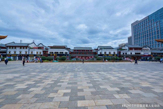 明朝牌坊立于最繁华市中心虽为旧址重造建筑但已为这座城地标(图4)