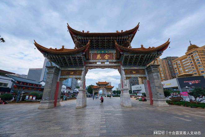明朝牌坊立于最繁华市中心虽为旧址重造建筑但已为这座城地标(图1)
