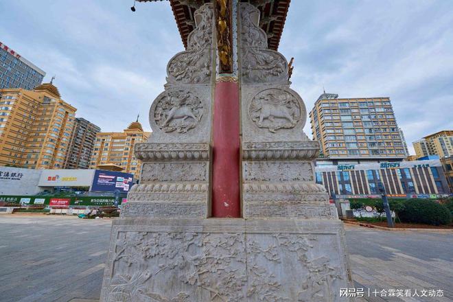 明朝牌坊立于最繁华市中心虽为旧址重造建筑但已为这座城地标(图2)