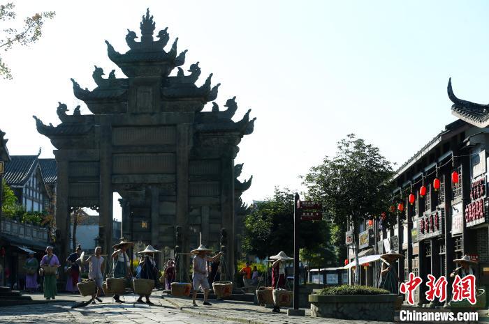 海内外知名摄影师走进四川隆昌领略“中国石牌坊之乡”之美(图1)
