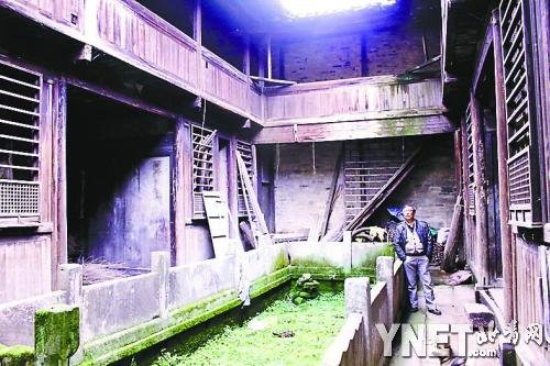 成龙事件折射古建保护之忧：徽派古建正烂掉(图1)