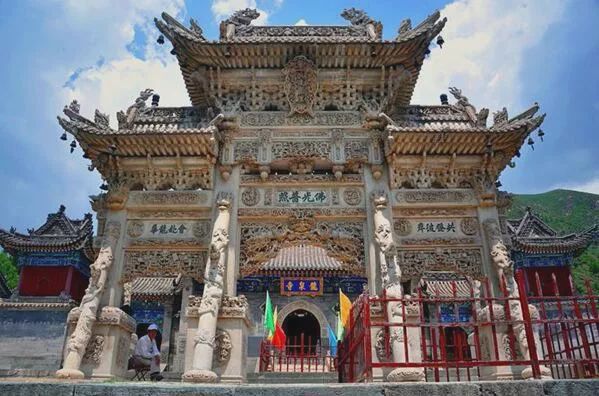 九游体育网站：五台山龙泉寺牌楼设计建造者胡明珠的故事(图1)