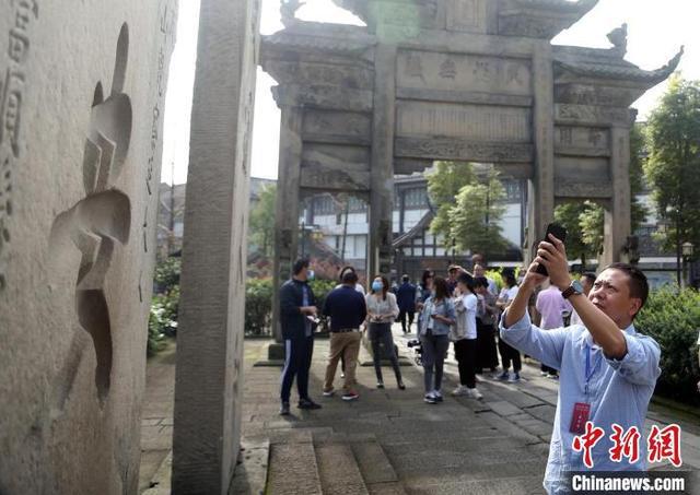 九游体育网站：海外华文媒体走进内江隆昌体验“牌坊文化”(图1)