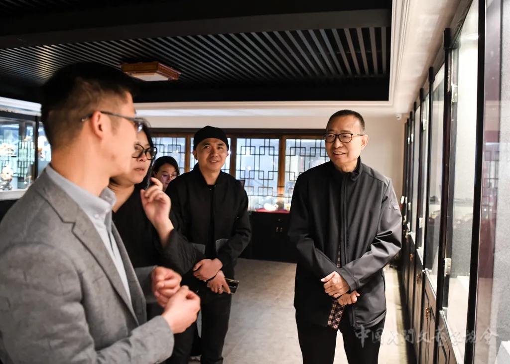 九游体育：潘鲁生赴浙江考察青田石雕技艺(图2)
