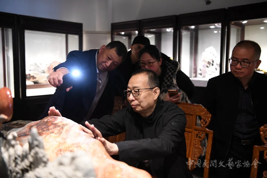 九游体育：潘鲁生赴浙江考察青田石雕技艺(图4)