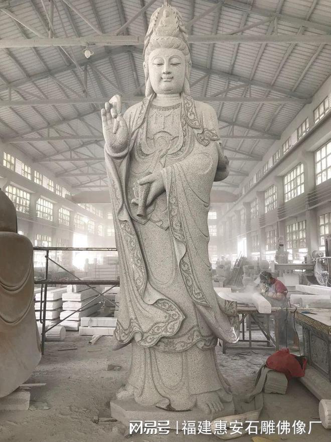 九游体育：寺庙大型石雕佛像选择石材种类有什么技巧和讲究？(图1)