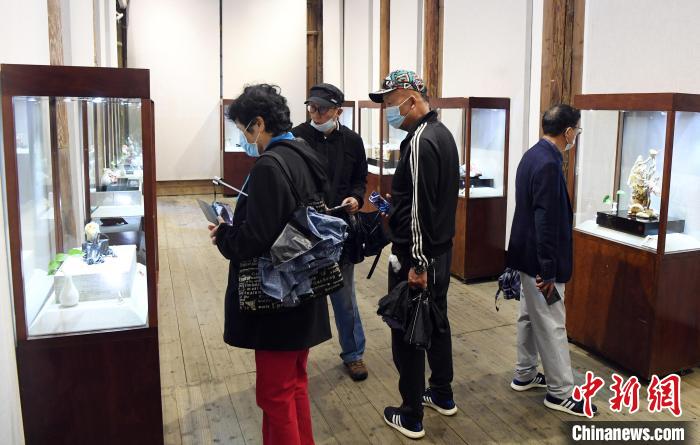 九游体育：寿山石雕中国工艺美术大师作品展艺耀福建(图1)