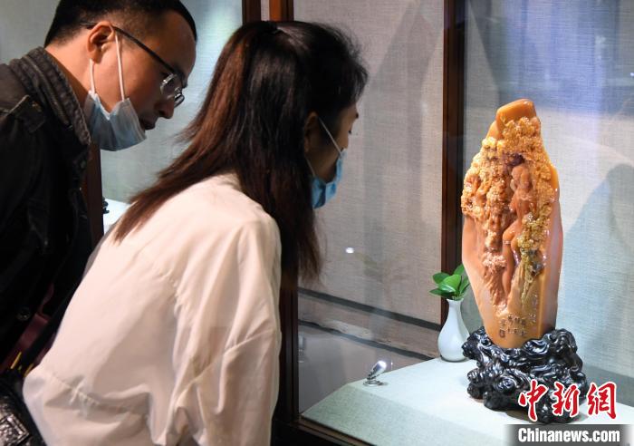 九游体育：寿山石雕中国工艺美术大师作品展艺耀福建(图2)
