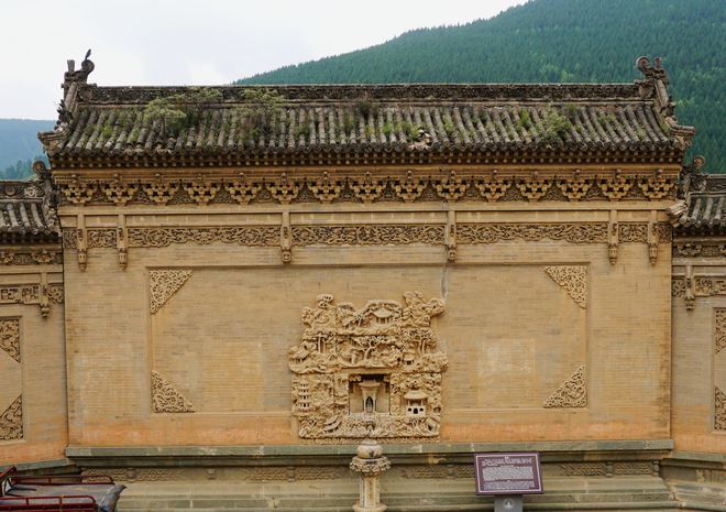 九游体育：石雕精致如秀锦一面照壁、一座牌坊、一个山门已足够惊艳(图1)