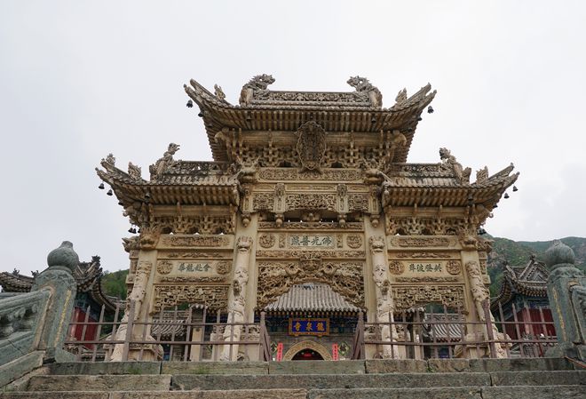 九游体育：石雕精致如秀锦一面照壁、一座牌坊、一个山门已足够惊艳(图4)
