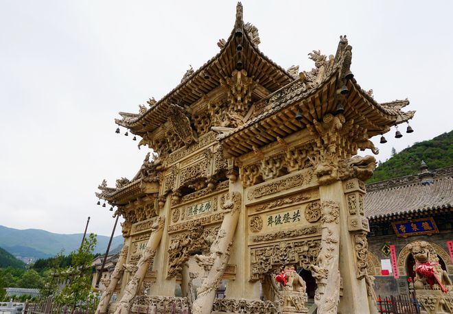 九游体育：石雕精致如秀锦一面照壁、一座牌坊、一个山门已足够惊艳(图5)