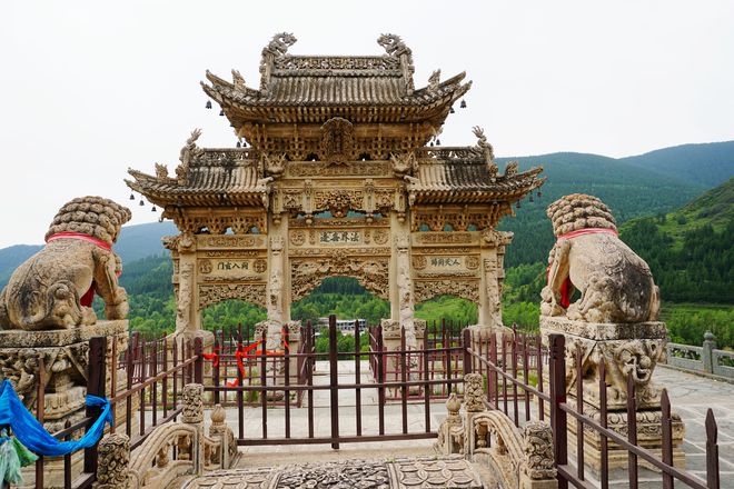 九游体育：石雕精致如秀锦一面照壁、一座牌坊、一个山门已足够惊艳(图8)