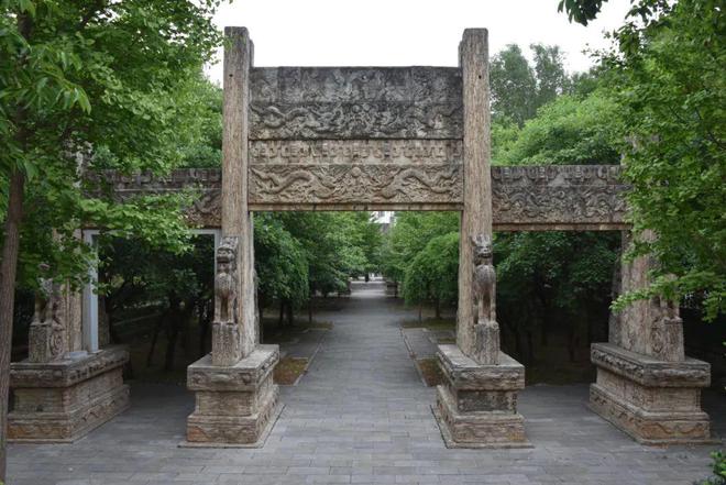 两座精美明代石牌坊藏在学校角落见证一段明代藩王历史！(图1)