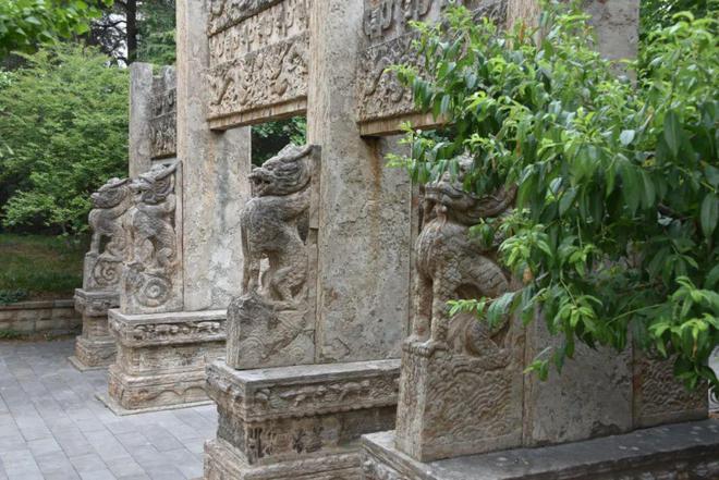 两座精美明代石牌坊藏在学校角落见证一段明代藩王历史！(图2)