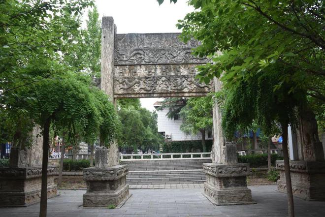 两座精美明代石牌坊藏在学校角落见证一段明代藩王历史！(图5)