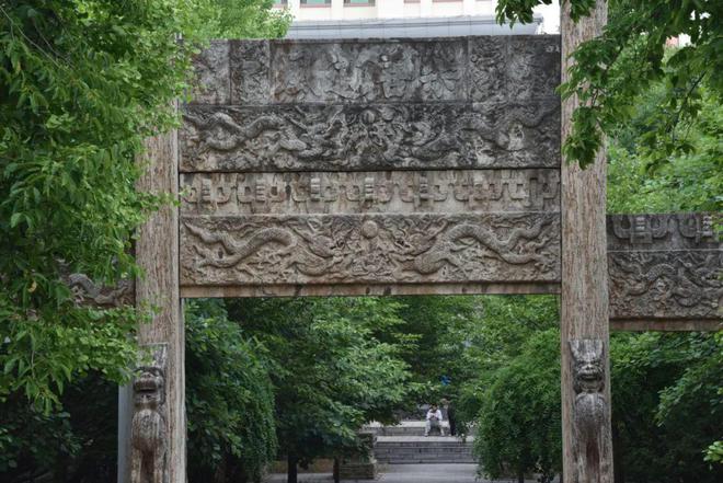 两座精美明代石牌坊藏在学校角落见证一段明代藩王历史！(图12)