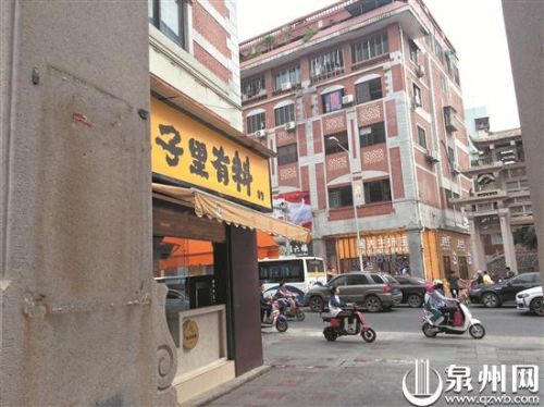 九游体育：状元街牌坊上报警标牌医疗广告同框新消息：“牛皮癣”清除了(图1)