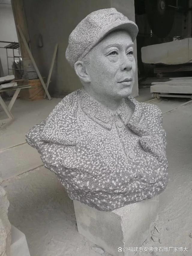 九游体育：公园绿地的艺术点缀：石雕名人像的休闲观赏（多图欣赏）(图3)