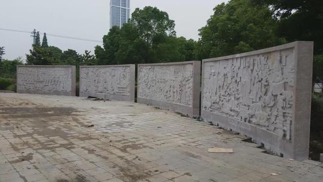 九游体育：石材雕刻人物景墙雕刻石材如何选择(图1)
