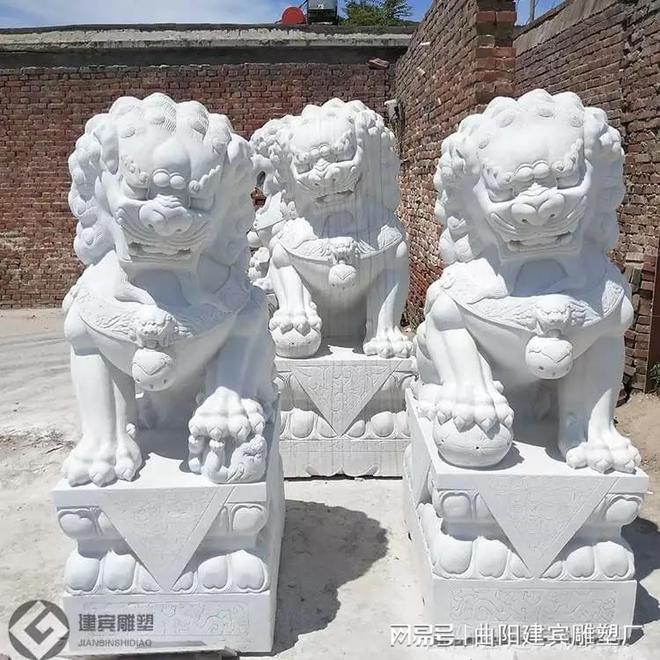 九游体育网站：门口石狮子石雕详细讲解及如何摆放(图1)