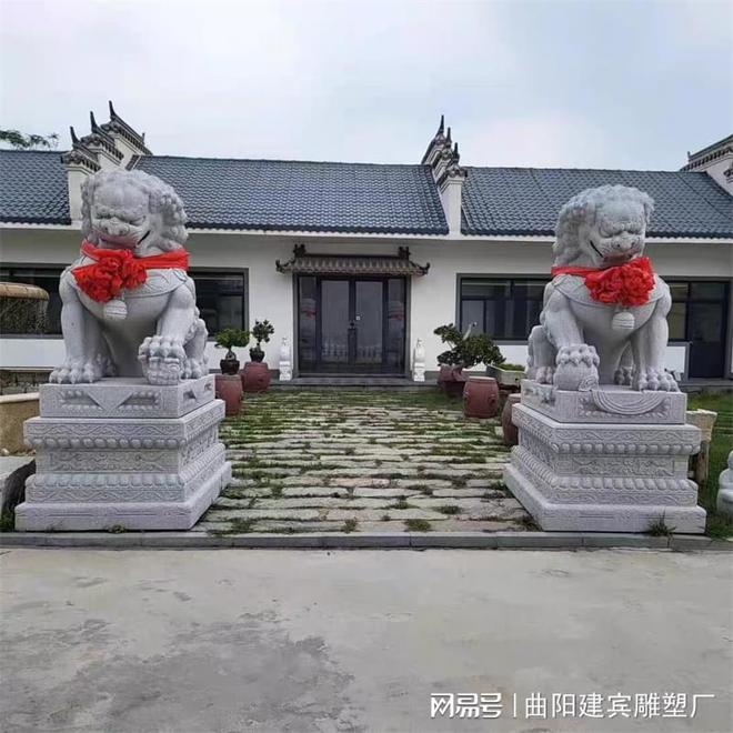 九游体育网站：门口石狮子石雕详细讲解及如何摆放(图2)