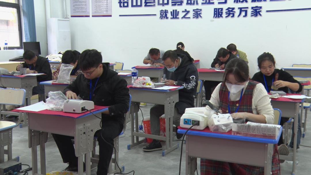九游体育：上饶市第二届职业技能大赛铅山县分赛场石雕工职业技能竞赛举行(图2)