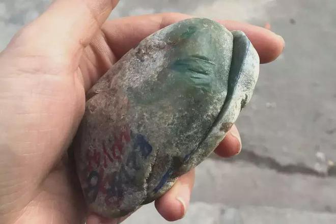 莫西沙原石雕刻的成品精致又可爱(图1)