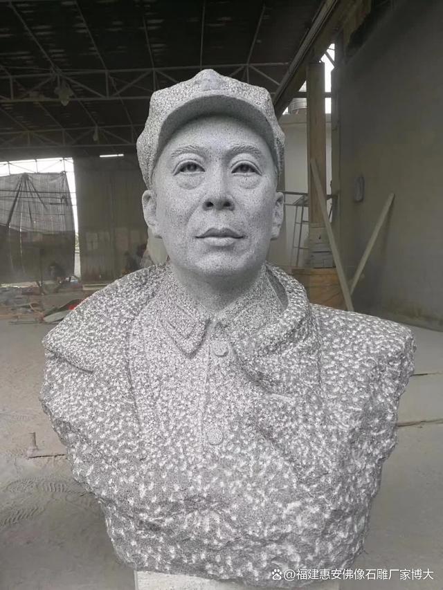 九游体育：石雕名人半身像：技艺与文化的双重展现(图2)
