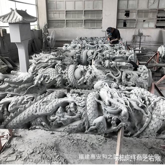 九游体育网站：寺庙石雕龙柱：精湛的工艺和丰富的文化内涵(图1)