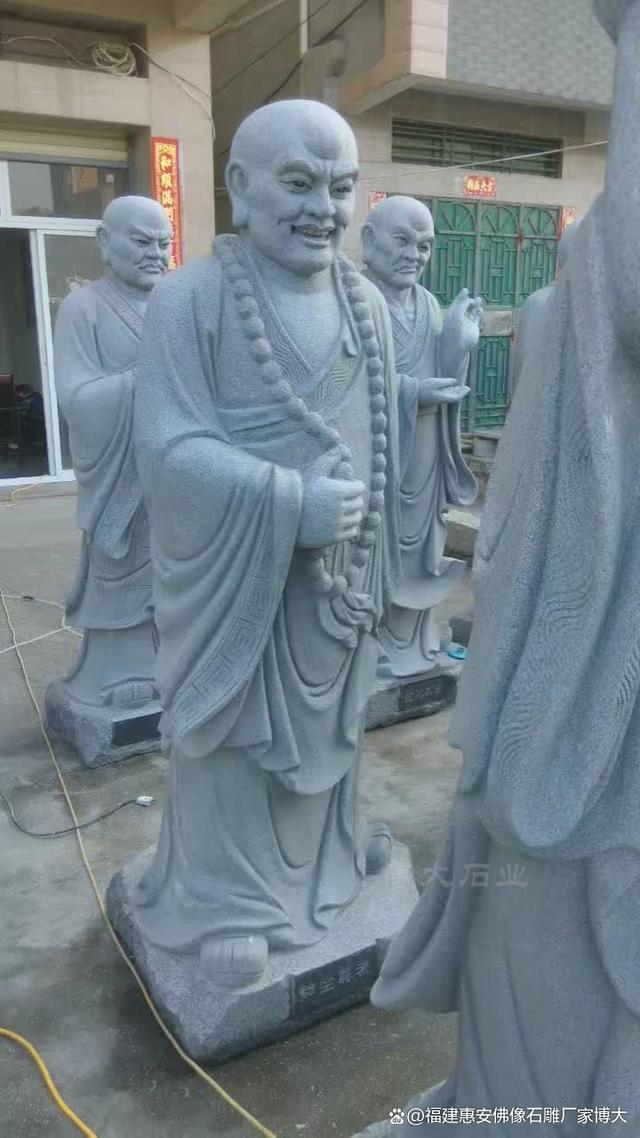 九游体育：石雕十八罗汉图片中的艺术元素与细节(图1)