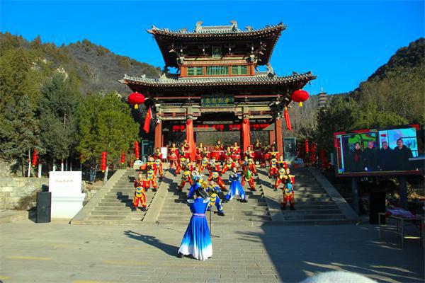 乙巳蛇年“太山第一联”发布仪式在太山古刹龙泉山门隆重举行(图1)