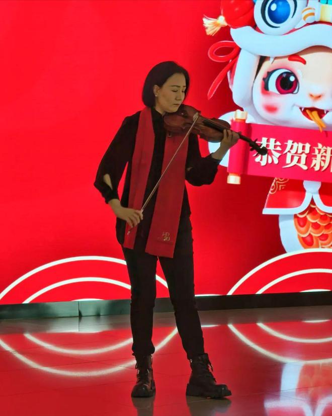 九游体育网站：看雕塑听音乐——欢迎来到2025呼和浩特雕塑艺术馆新春音乐沙龙(图3)