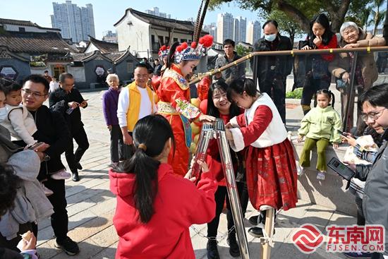 登“高”辞旧岁“跷”首启新年漳州古城有个石亭高跷体验站(图1)