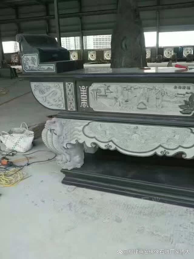 九游体育网站：石雕供桌与石雕花卉的搭配：生机盎然增添自然之美(图3)