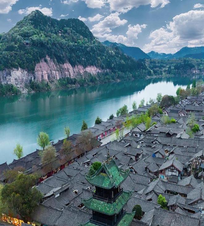 九游体育：安徽徽州古城旅游攻略：穿越千年的历史之旅(图3)
