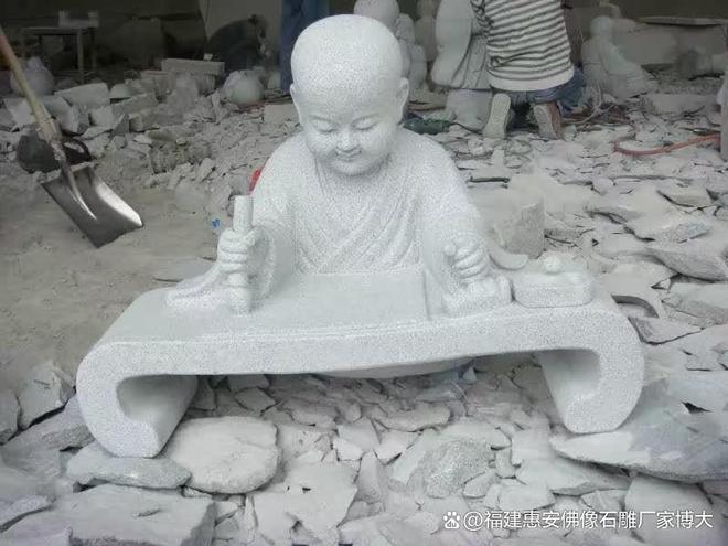 石雕小沙弥：匠心雕琢传承佛教文化(图1)