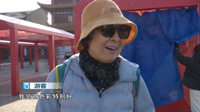 九游体育：萌翻了！这条“青蛇”炫彩出圈游客：和古镇绝配(图3)