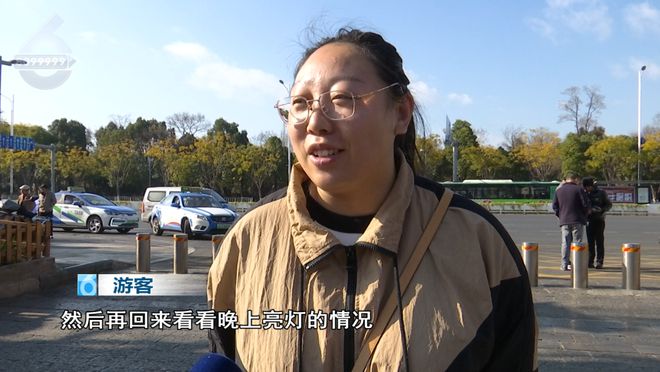 九游体育：萌翻了！这条“青蛇”炫彩出圈游客：和古镇绝配(图7)