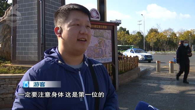 九游体育：萌翻了！这条“青蛇”炫彩出圈游客：和古镇绝配(图9)