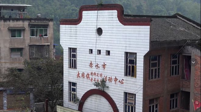 赤水活着的古镇青石板街道旁全是木板房炊烟袅绕好有烟火气(图1)