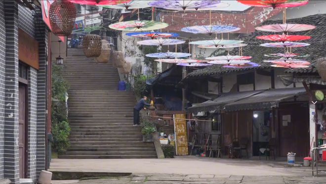 赤水活着的古镇青石板街道旁全是木板房炊烟袅绕好有烟火气(图2)