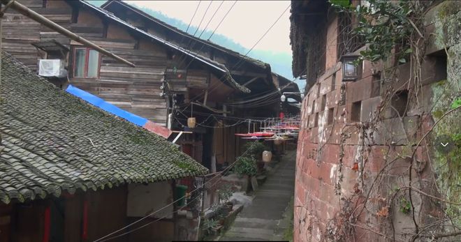 赤水活着的古镇青石板街道旁全是木板房炊烟袅绕好有烟火气(图5)