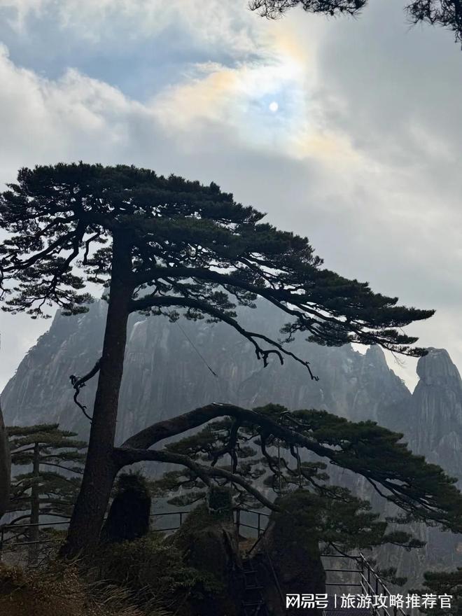 九游体育网站：黄山三日深度游：探索九大必游景点定格自然与文化的绝美瞬间(图2)